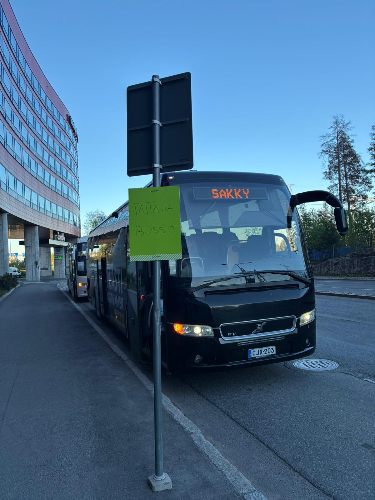The Sakky bus on the way to Taitaja